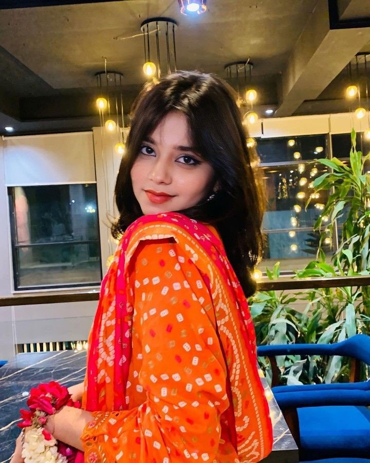 Beautiful Outdoor Girl Photo