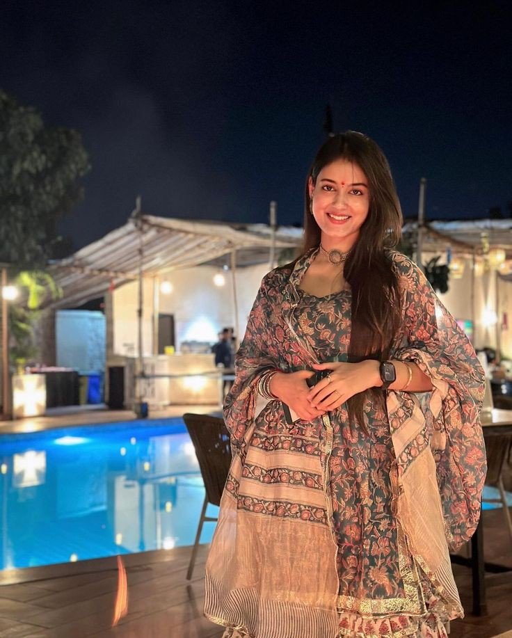 Cute Nature Girl Pic