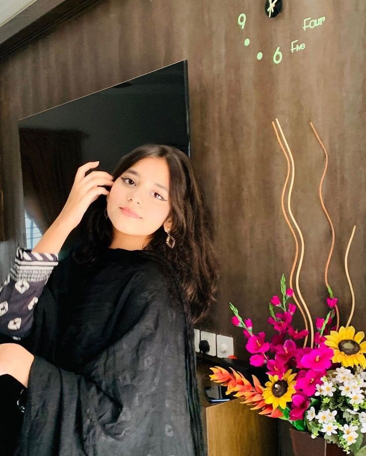 Cute Nature Girl Pic