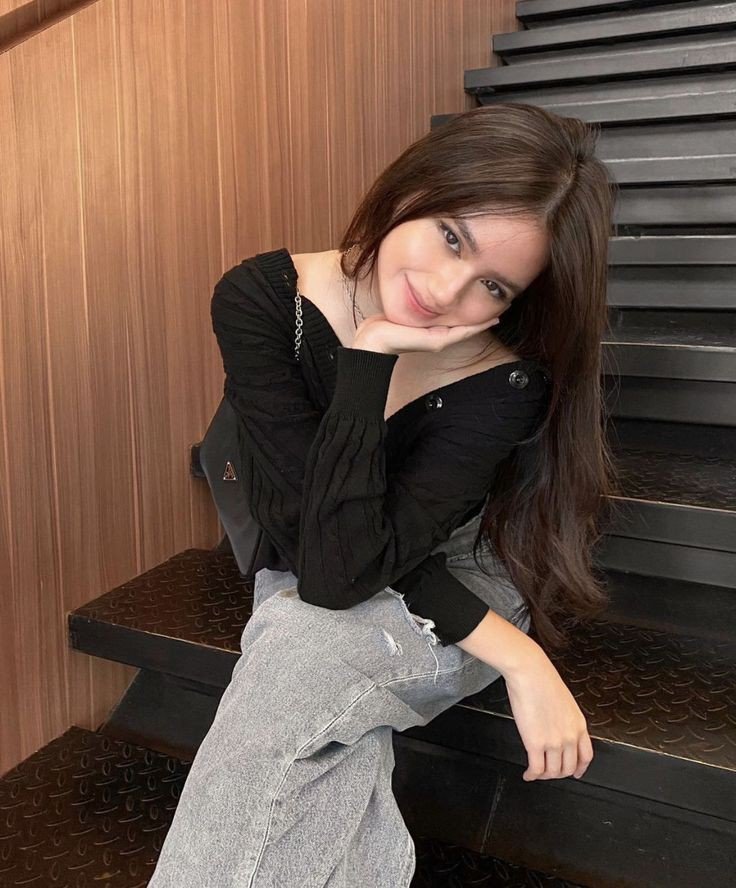 Cute WhatsApp Girl Pic