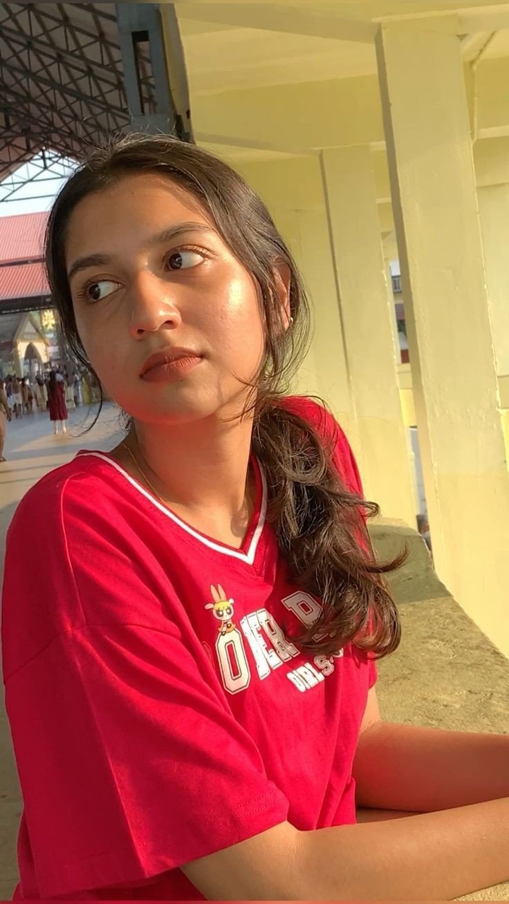 Cute WhatsApp Girl Pic