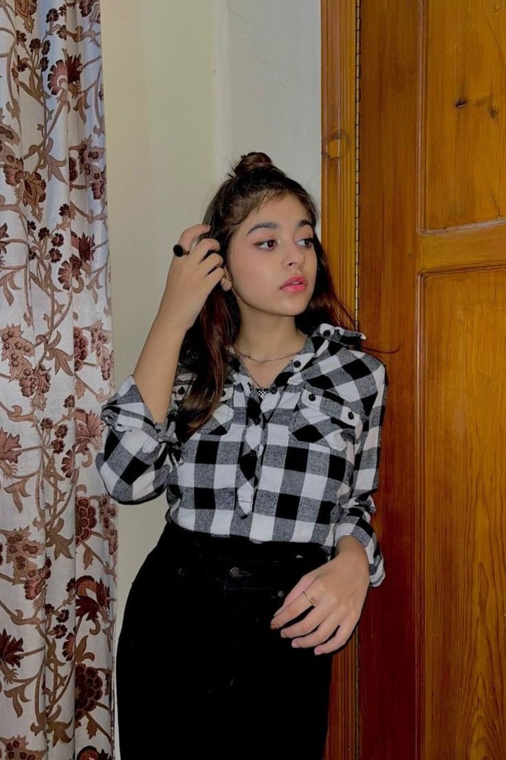 Trendy Fashion Girl Pic