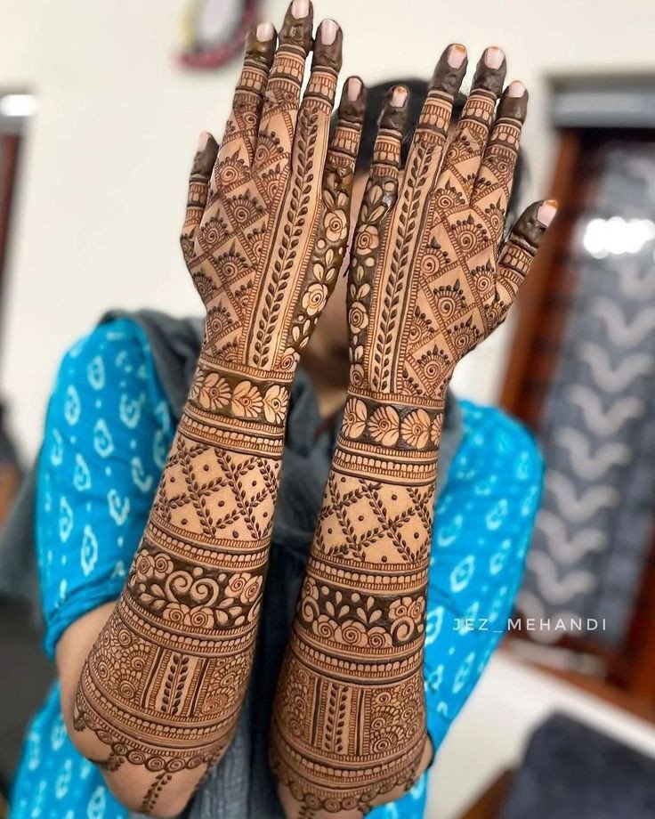 beautiful stylish back hand mehndi design