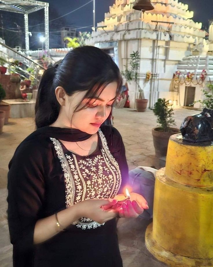 cute girl profile pic simple attitude