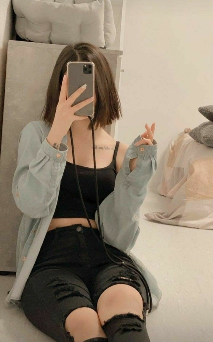 cute mirror selfie dp for instagram girl