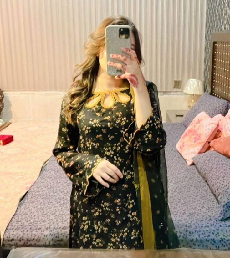 girls mirror selfie dp