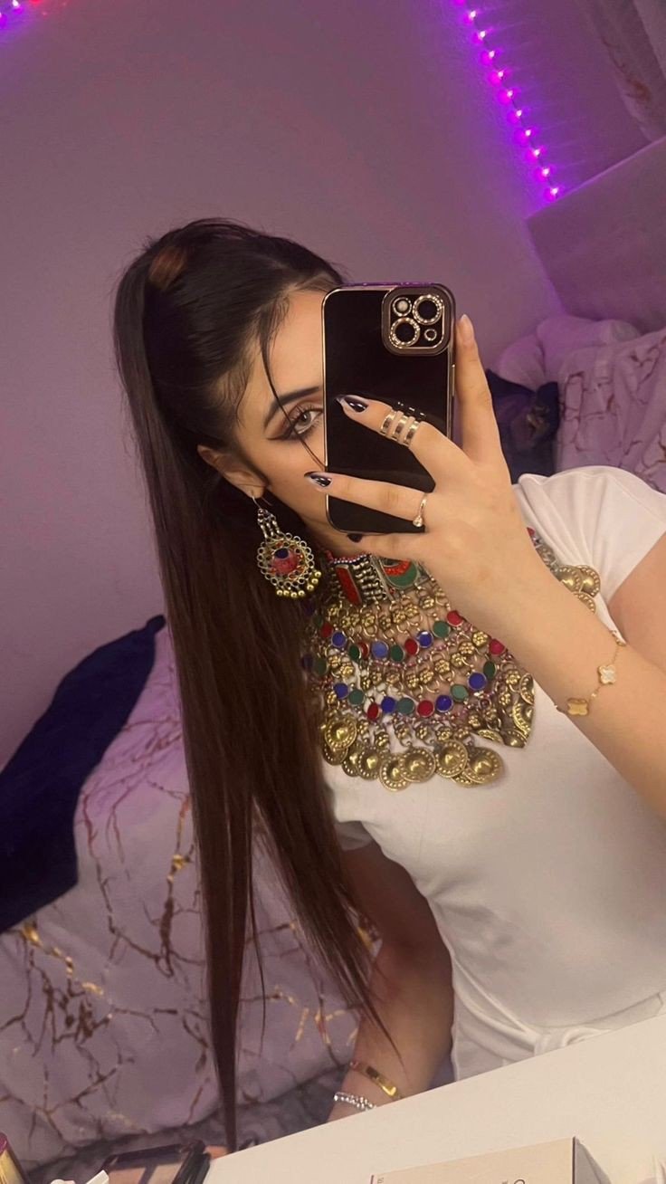 girls mirror selfie dp