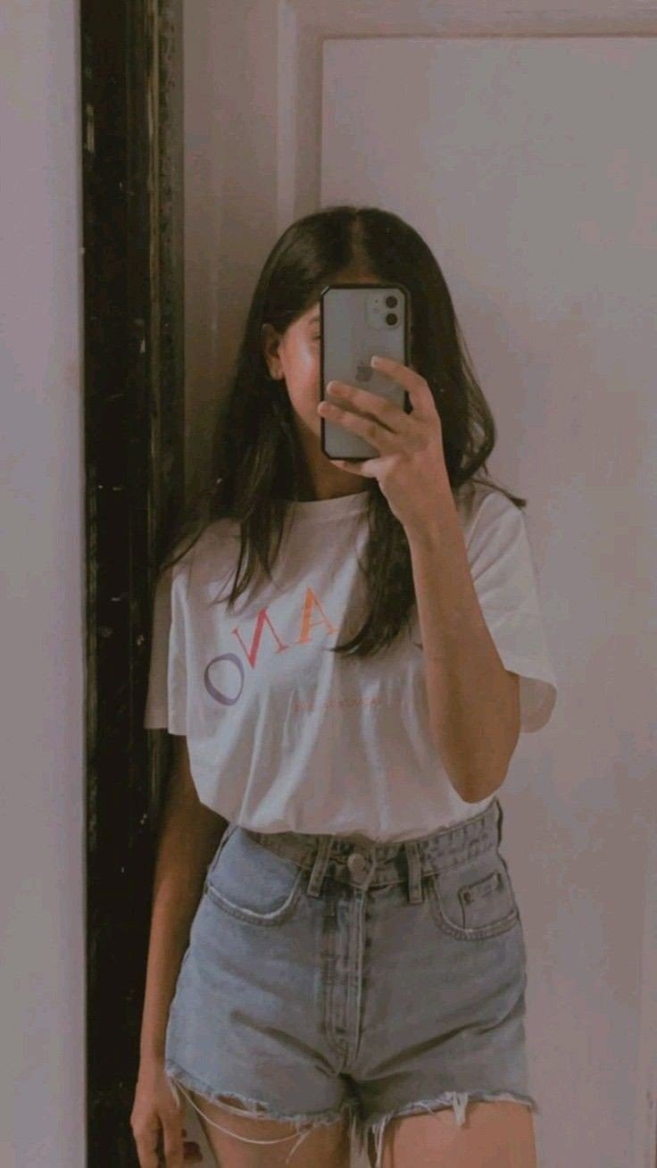 mirror selfie dp girl black and white