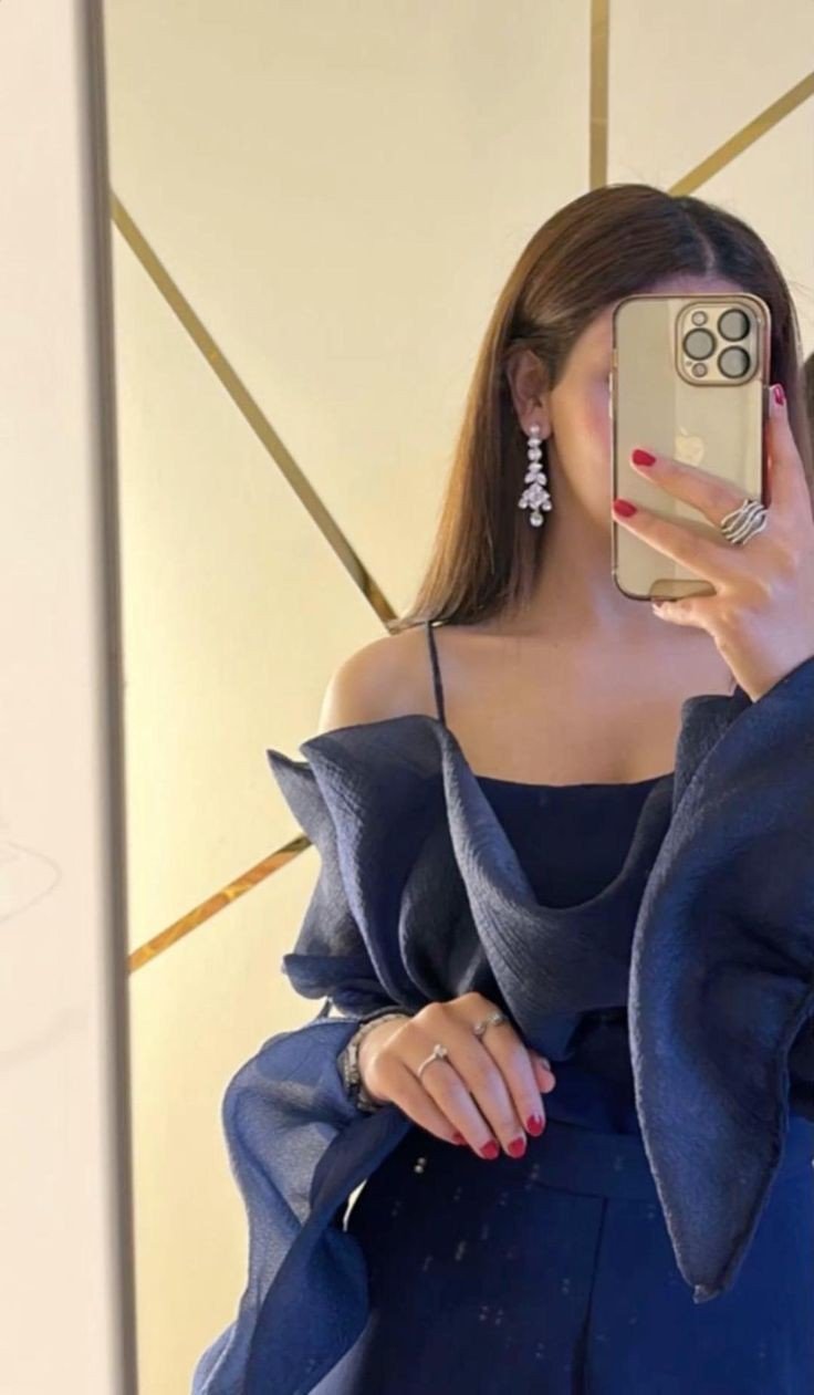 mirror selfie dp girl black and white