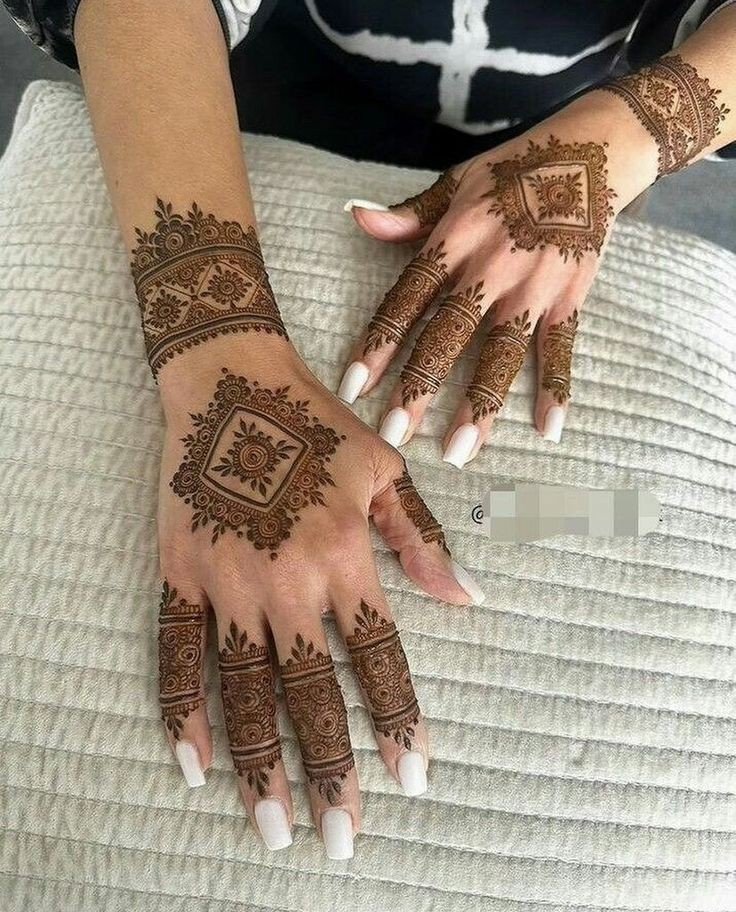 simple back hand mehndi design