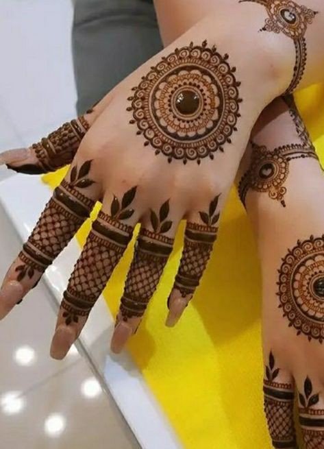 stylish mehndi design back hand circle